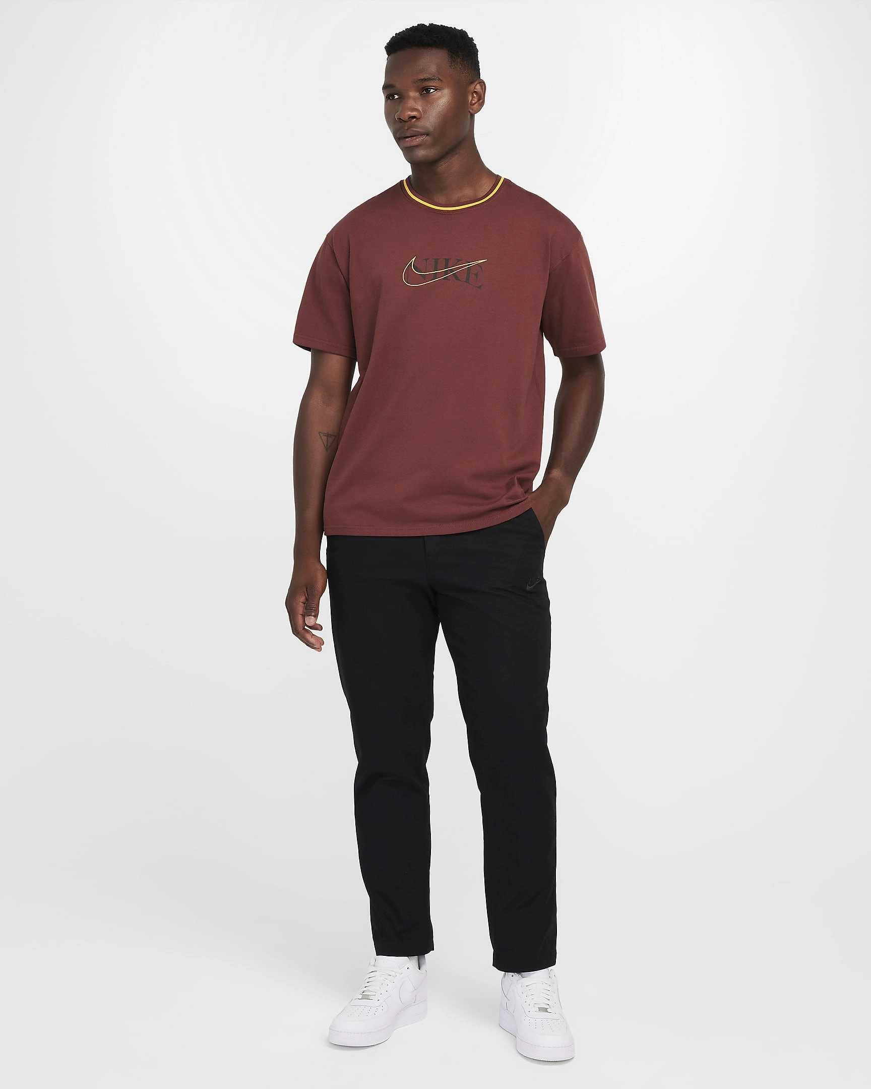 Nike Max90 Sportswear T-Shirt: L'icône revisitée pour un style urbain irrésistible et un confort maximal.